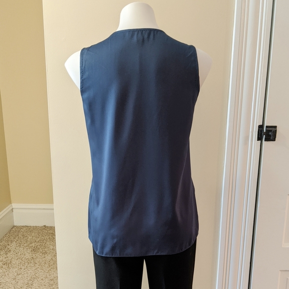 💘 Banana Republic navy blue satin tank top. - Picture 3 of 7